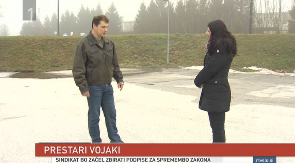 Vojak za 45 rojstni dan na Zavod za zaposlovanje z brezposelno ženo in tremi šoloobveznimi otroci in novinarka